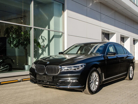 BMW 7, g12 черная